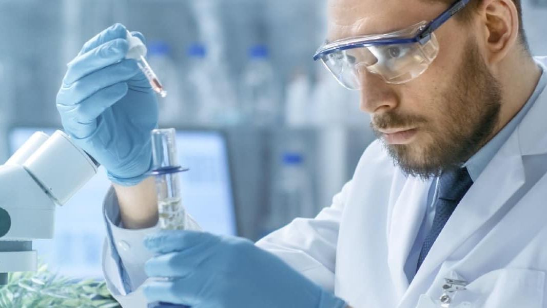 Header_lab_technician_laboratory